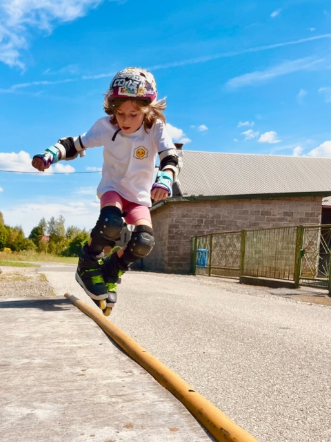 Kids' T-shirt “Egg on Rollerblades” Bumpie Crew (lilac)